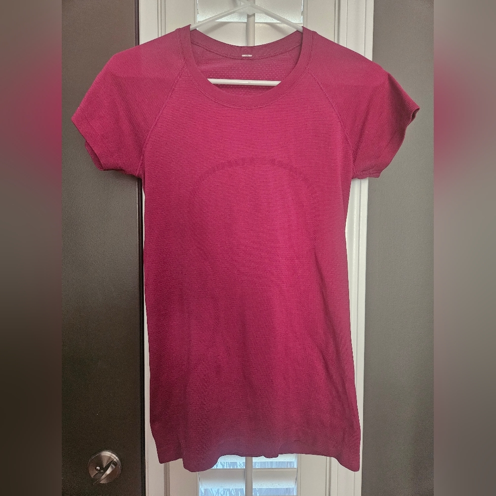 Lululemon Swiftly Tech Short Sleeve Shirt Size 6 in Sonic Pink - Like New